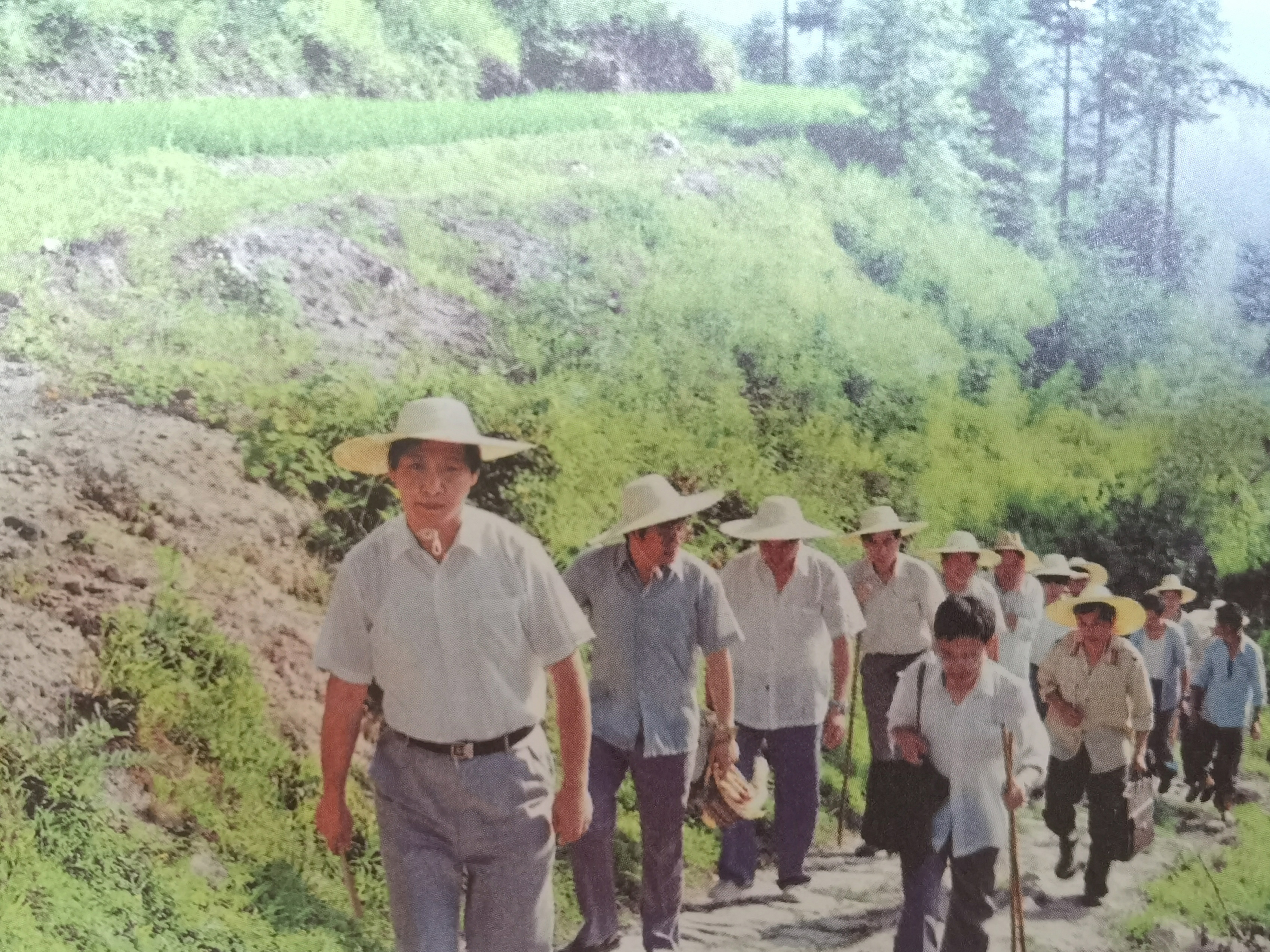 1989年7月，習(xí)近平冒著酷暑，帶頭步行到下黨鄉(xiāng)調(diào)研。