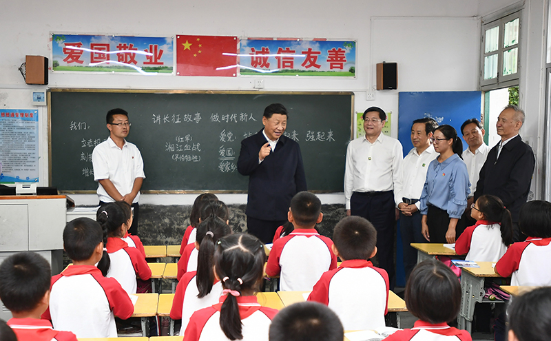 2020年9月16日，習近平總書記在湖南省郴州市汝城縣文明瑤族鄉(xiāng)第一片小學，同正在上思政課的同學們親切交流。