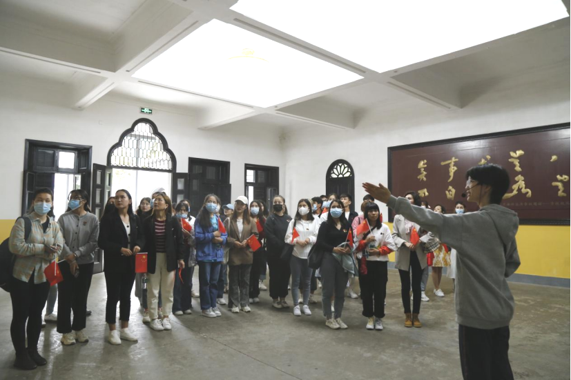 2021年5月20日，在喜迎中國共產(chǎn)黨建黨100周年之際，我校開展了少數(shù)民族學(xué)生“學(xué)黨史、感恩黨、跟黨走”紅色研學(xué)活動。