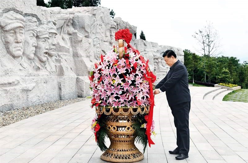 2021年4月25日至27日，中共中央總書記、國(guó)家主席、中央軍委主席習(xí)近平在廣西考察。這是25日上午，習(xí)近平在位于桂林市全州縣的紅軍長(zhǎng)征湘江戰(zhàn)役紀(jì)念園，向湘江戰(zhàn)役紅軍烈士敬獻(xiàn)花籃。 新華社記者 謝環(huán)馳/攝