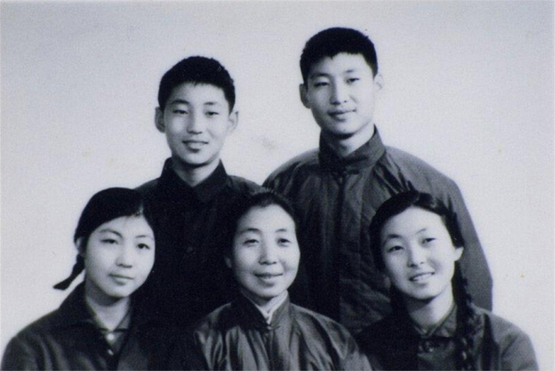 1972年冬，齊心和子女們。前排右起:齊橋橋、齊心、習(xí)安安。后排右起:習(xí)近平、習(xí)遠(yuǎn)平。
