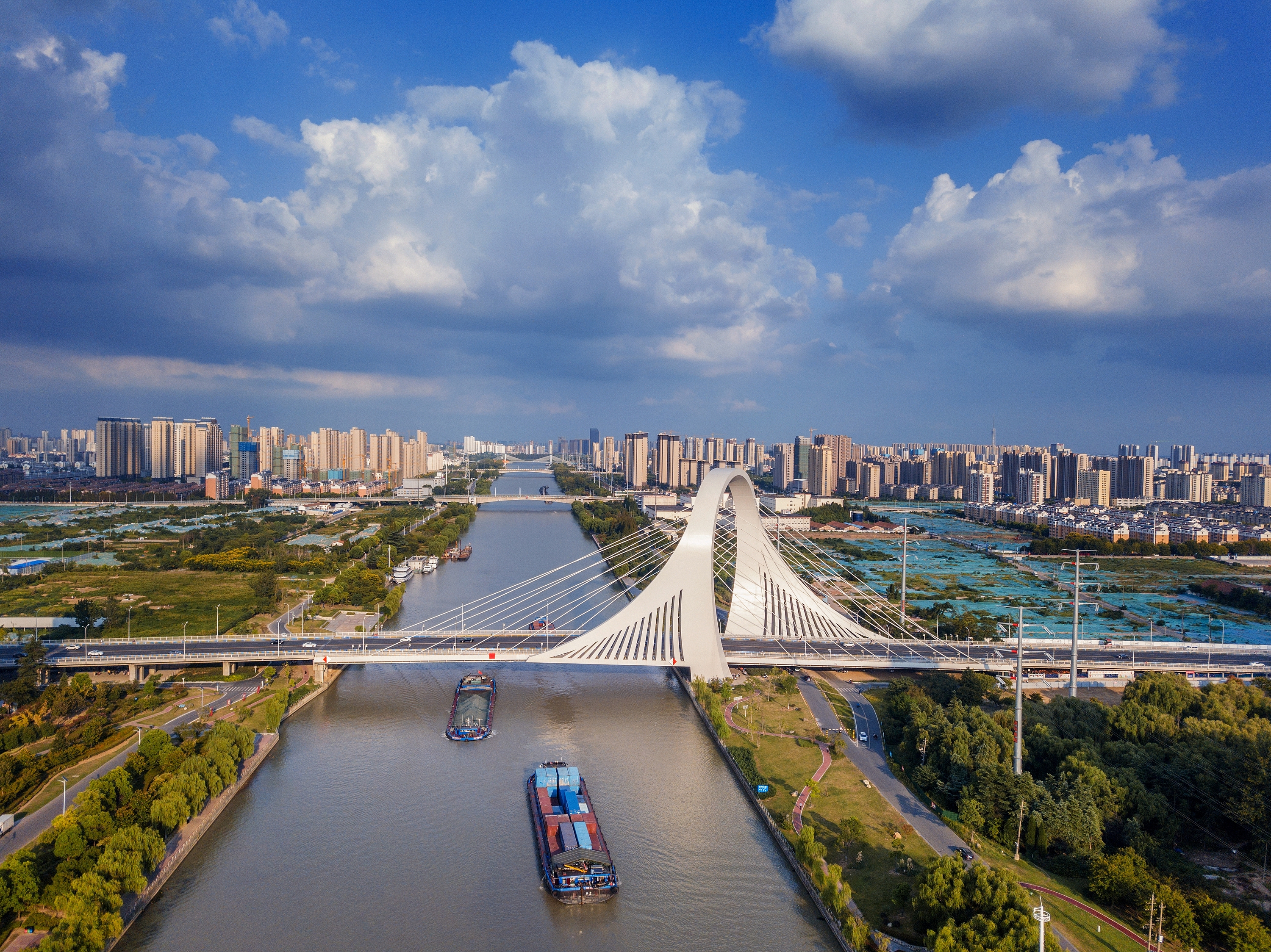 2022年9月12日，幾艘船舶行駛在江蘇淮安運河大橋附近。