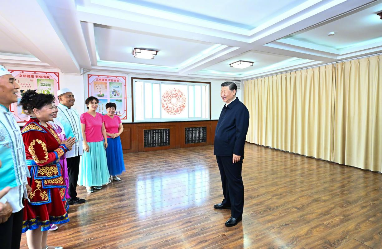 6月19日下午，習(xí)近平總書記在銀川市金鳳區(qū)長城花園社區(qū)活動(dòng)室考察時(shí)，同社區(qū)居民親切交流。