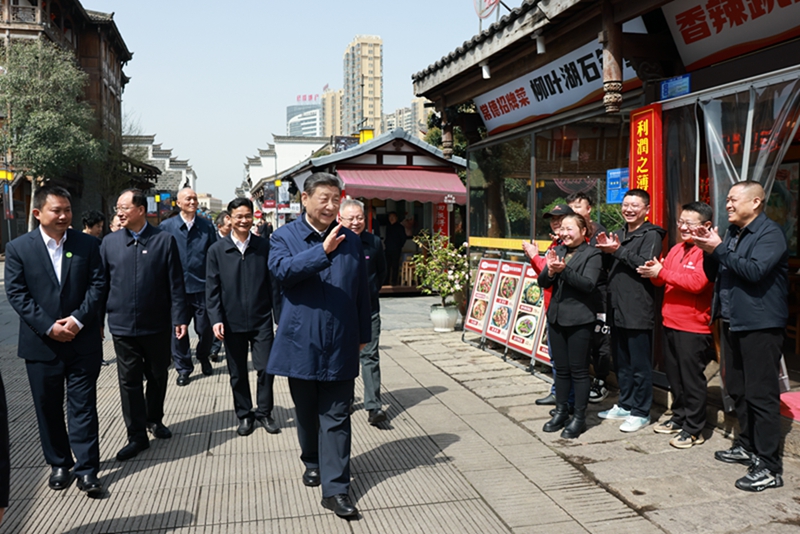 2024年3月19日上午，習(xí)近平在常德河街考察時，同店主和游客親切交流。新華社記者 王曄 攝