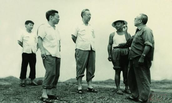 1978年8月，習(xí)仲勛（左三）在廣東惠陽(yáng)農(nóng)村調(diào)研。在清華大學(xué)讀書(shū)的習(xí)近平（左一）利用暑假時(shí)間參加社會(huì)實(shí)踐，隨同父親一起下鄉(xiāng)。