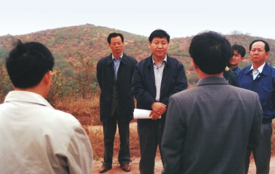 1999年11月，習(xí)近平在龍巖市長(zhǎng)汀縣河田水土流失治理區(qū)調(diào)研。圖源：《習(xí)近平在福建（下）》