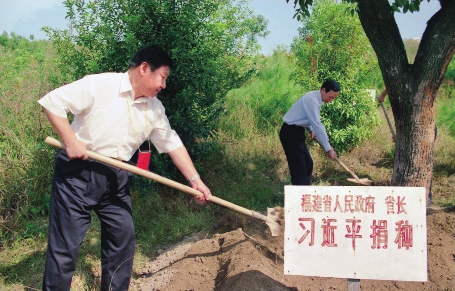 2001年10月，習(xí)近平在龍巖市長(zhǎng)汀縣調(diào)研水土流失治理工作，在河田世紀(jì)生態(tài)園為樹培土。圖源：《習(xí)近平在福建（下）》