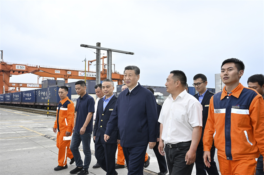 2024年4月22日至24日，中共中央總書記、國(guó)家主席、中央軍委主席習(xí)近平在重慶考察。這是22日下午，習(xí)近平在重慶國(guó)際物流樞紐園區(qū)重慶鐵路集裝箱中心站，同貨車司機(jī)、列車司機(jī)、裝卸工人、場(chǎng)站管理人員等親切交流。新華社記者 岳月偉 攝