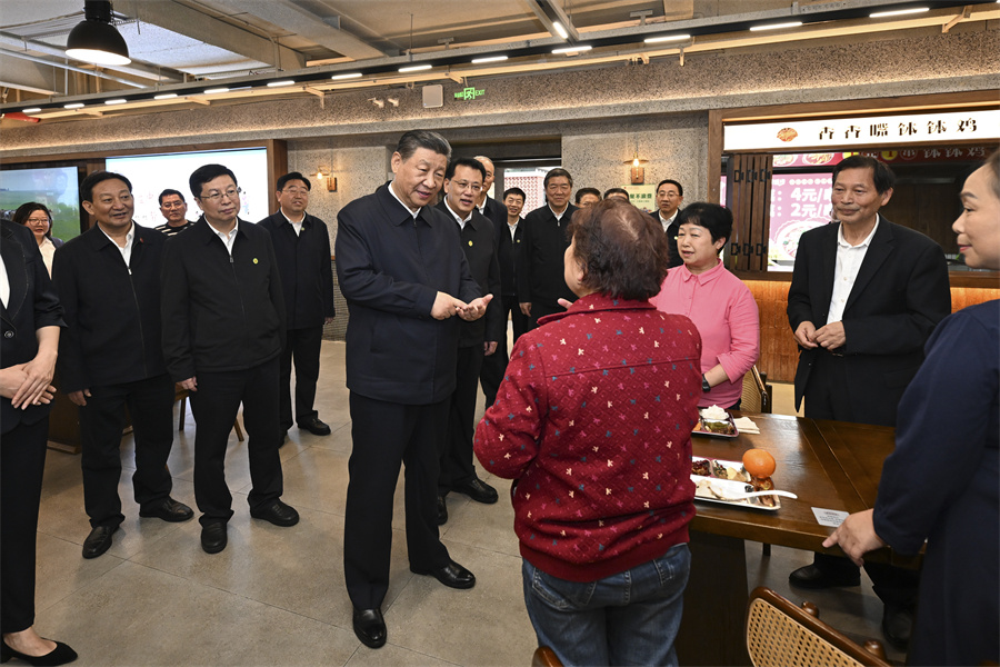 2024年4月22日下午，習(xí)近平在九龍坡區(qū)謝家灣街道民主村社區(qū)考察時，同正在社區(qū)食堂就餐的群眾親切交流。新華社記者 謝環(huán)馳 攝