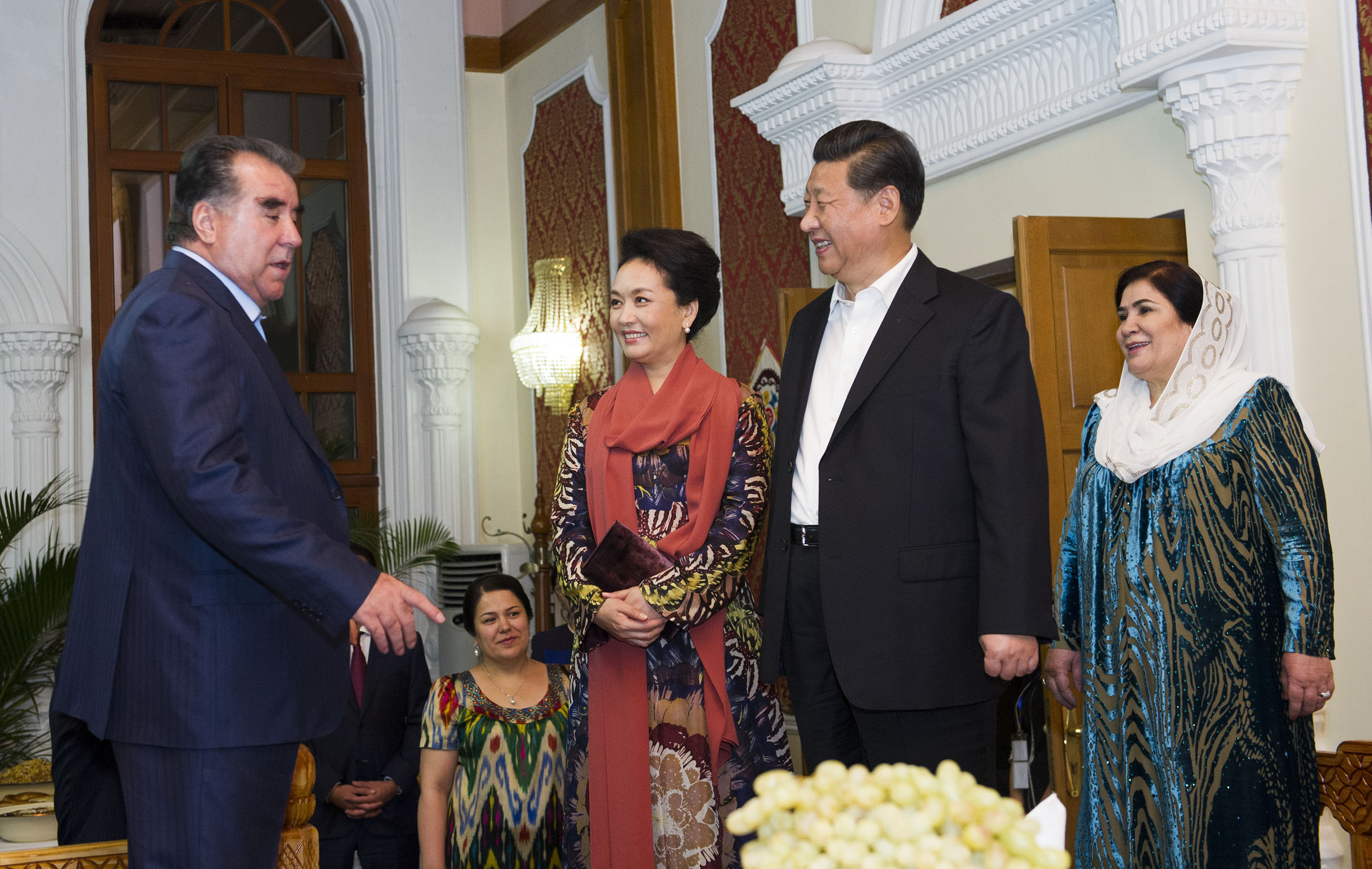 2014年9月12日，習(xí)近平主席在杜尚別出席塔吉克斯坦總統(tǒng)拉赫蒙舉行的家宴。這是習(xí)近平主席和夫人彭麗媛在拉赫蒙夫婦陪同下參觀總統(tǒng)官邸。