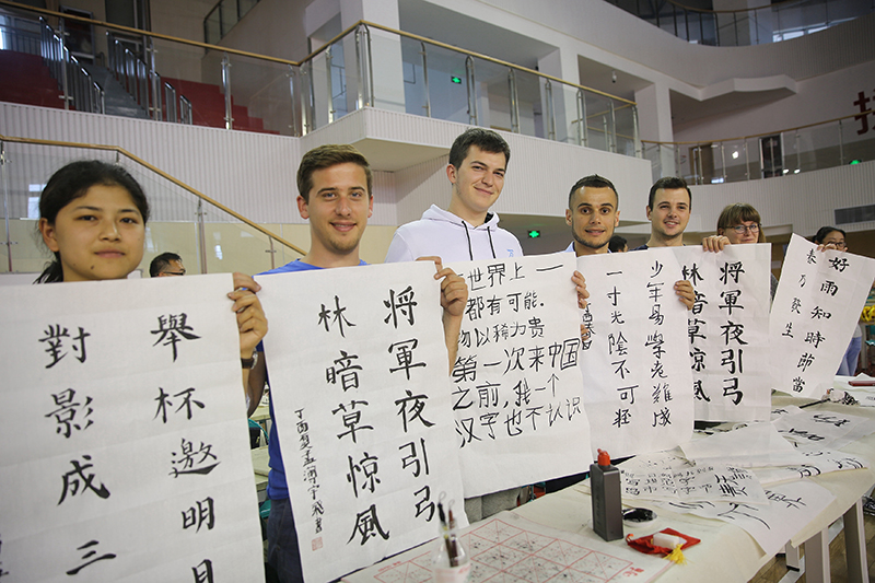 2017年6月5日，來自青島大學(xué)和中國石油大學(xué)（華東）的外國留學(xué)生在展示剛剛現(xiàn)場完成的書法作品。
