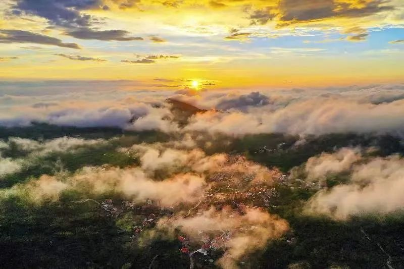 圖為云霧繚繞的軍營村，群山盡翠，紅瓦掩映。廈門市委宣傳部供圖