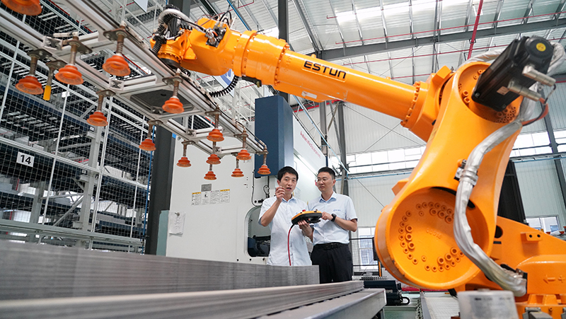 2023年8月26日，武漢，湖北長(zhǎng)江電氣有限公司智能車間，工作人員正在操作智能機(jī)械臂。