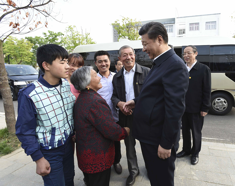 2016年4月25日，習(xí)近平在安徽省滁州市鳳陽縣小崗村看望當(dāng)年大包干帶頭人嚴(yán)金昌（右三）一家。